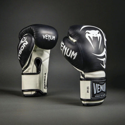 Venum Boxhandschuhe Giant 2.0 Mike Tyson Pro, schwarz