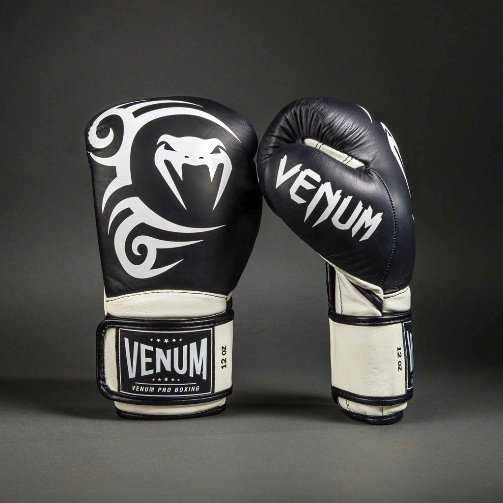 Venum Boxhandschuhe Giant 2.0 Mike Tyson Pro, schwarz