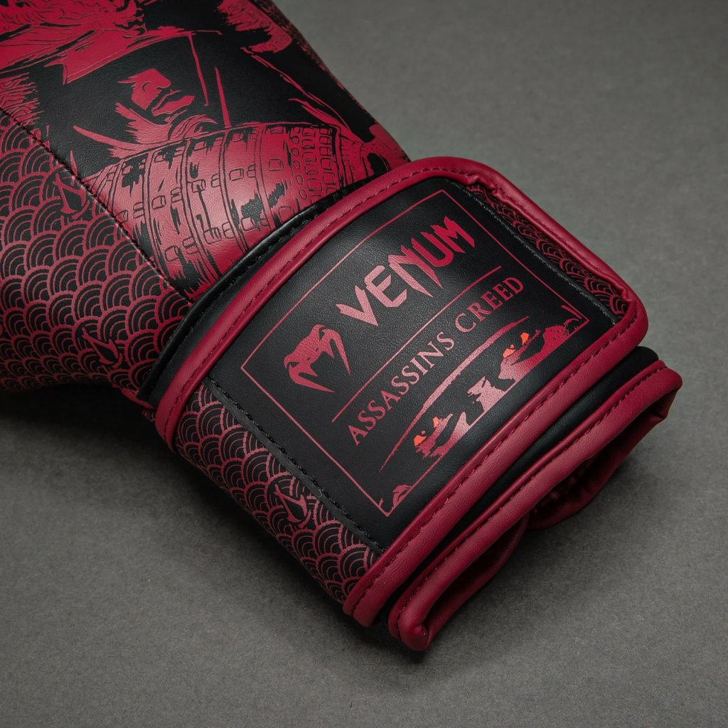 Venum Boxhandschuhe X Assassins Creed Shadows, rot-schwarz