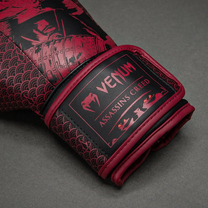 Venum Boxhandschuhe X Assassins Creed Shadows, rot-schwarz