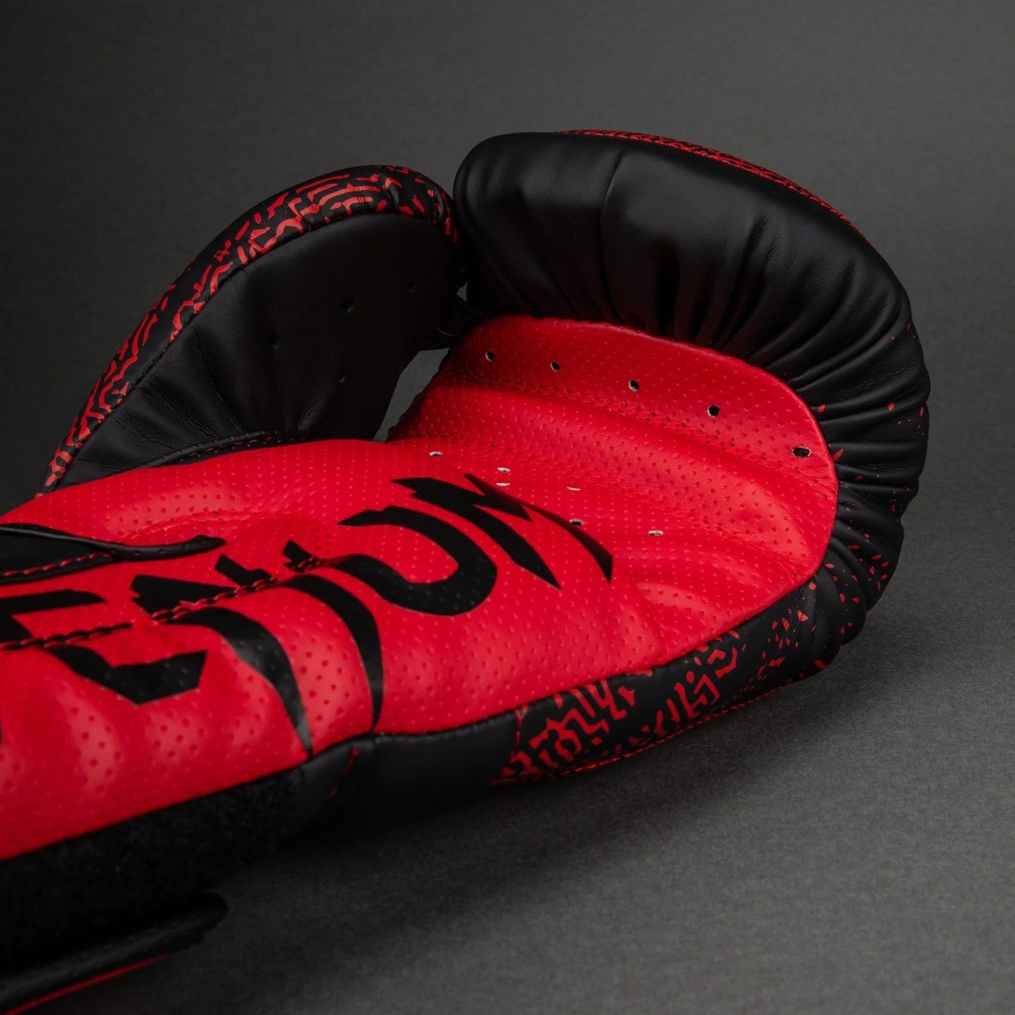 Venum Boxhandschuhe X TEKKEN 8 Kazuya, rot-schwarz