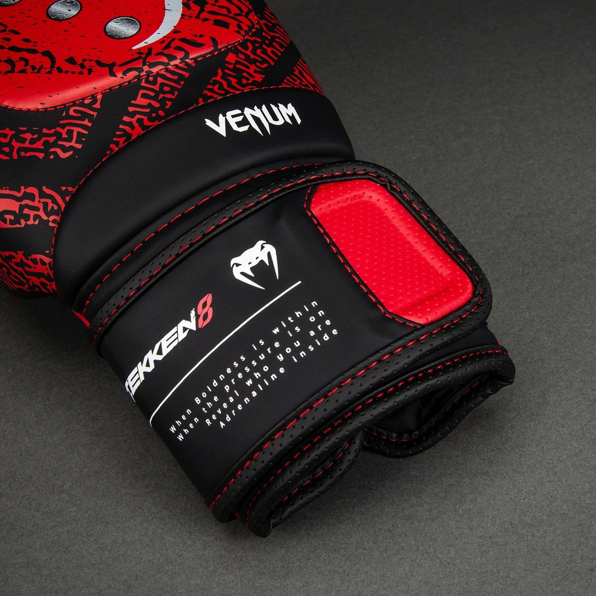 Venum Boxhandschuhe X TEKKEN 8 Kazuya, rot-schwarz