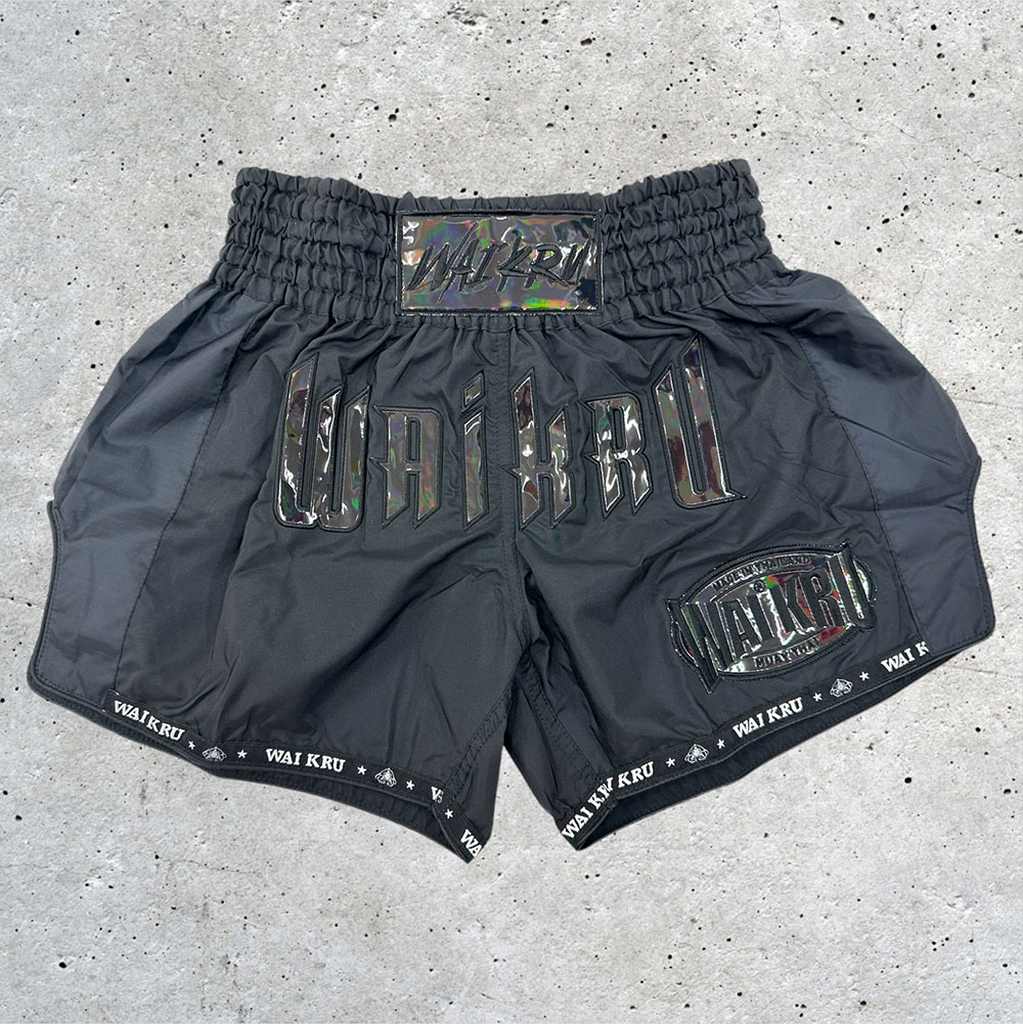 Wai Kru Muay Thai Shorts MT-8 Black Panther, schwarz-schwarz